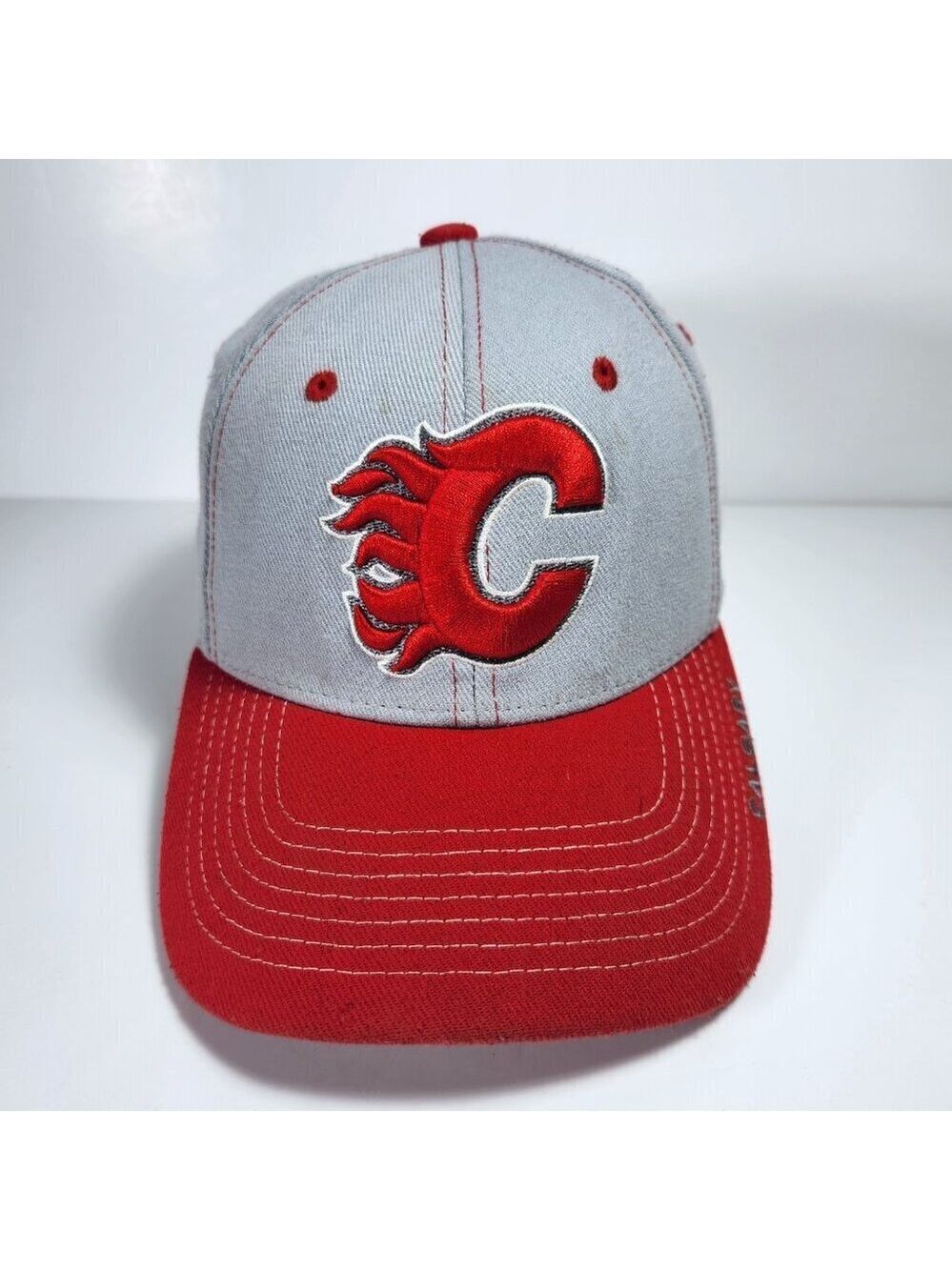 Calgary Flames Cap Hat Cap Med / Large Zephyr NHL Stretch Fit Hockey Grey & Red